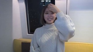 一个漂亮的女孩在海滩上用疯狂的交易一个陌生人-Xreindeers